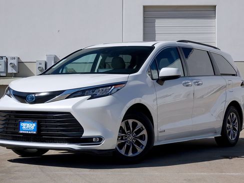 Used 2021 Toyota Sienna XLE w/ XLE Plus Package image 2