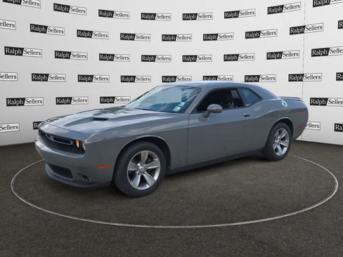 Used 2019 Dodge Challenger SXT RWD image 2