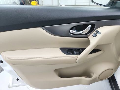 Used 2016 Nissan Rogue SV FWD image 31