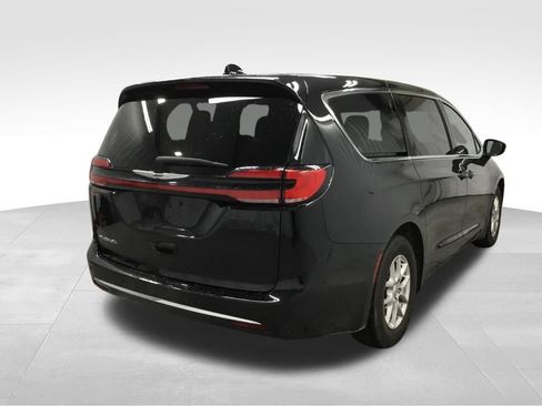 Used 2024 Chrysler Pacifica Touring-L FWD image 13