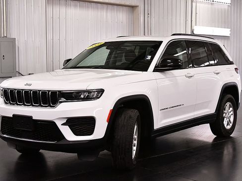 Used 2023 Jeep Grand Cherokee Laredo w/ Luxury Tech Group I AWD/4WD image 3