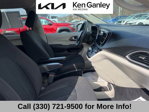 Used 2017 Chrysler Pacifica Touring image 53