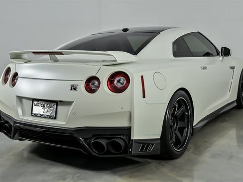 Used 2017 Nissan GT-R Premium AWD/4WD image 12