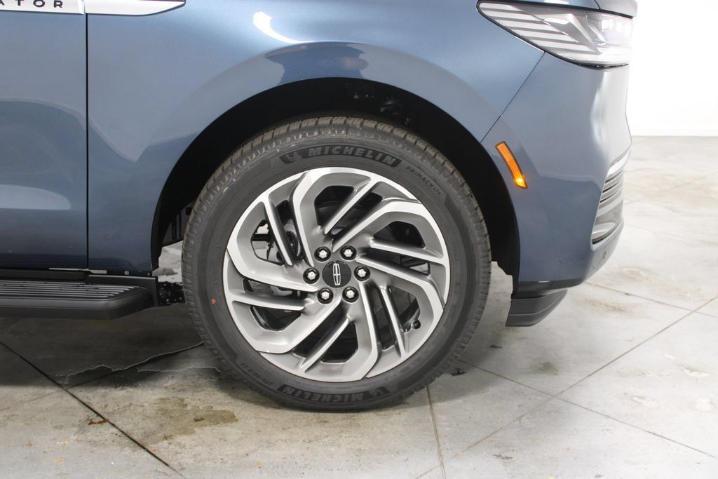 New 2027 Lincoln Navigator Premiere RWD image 13