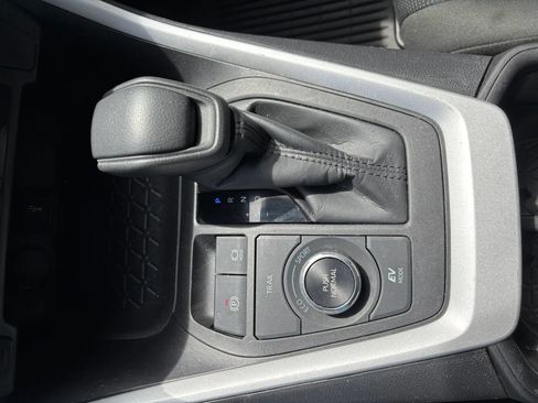 Used 2022 Toyota RAV4 LE AWD/4WD image 27
