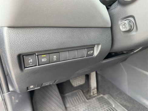 Used 2023 Toyota Venza XLE image 17