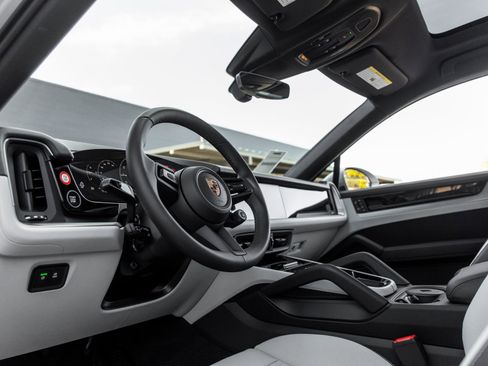 New 2026 Porsche Cayenne Coupe image 4