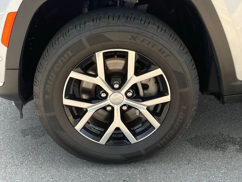 Used 2024 Jeep Grand Cherokee L Limited w/ Luxury Tech Group II image 33