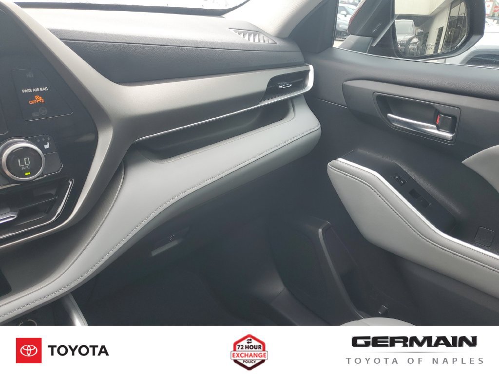 Used 2024 Toyota Highlander XLE FWD image 36