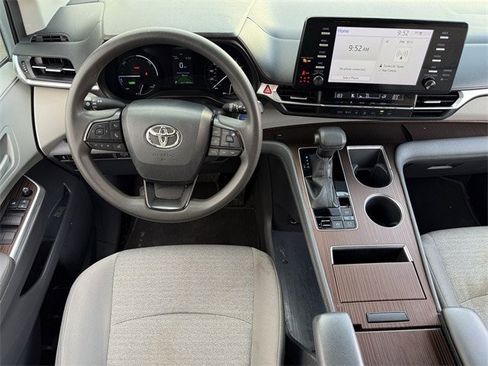 Used 2022 Toyota Sienna LE image 11