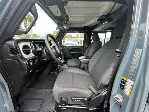 Used 2024 Jeep Gladiator Sport AWD/4WD image 13