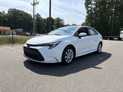 Used 2025 Toyota Corolla LE FWD image 2