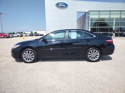 Used 2017 Toyota Camry XLE w/ Moonroof Package FWD image 2