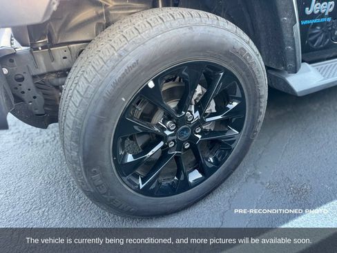 Used 2025 Jeep Wrangler Unlimited Sahara AWD/4WD image 2