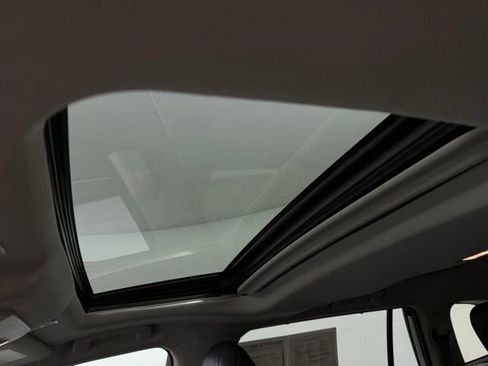 Used 2025 Toyota Highlander XLE FWD image 28