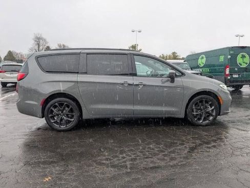 Used 2021 Chrysler Pacifica Limited w/ Uconnect Theater Family Group image 3