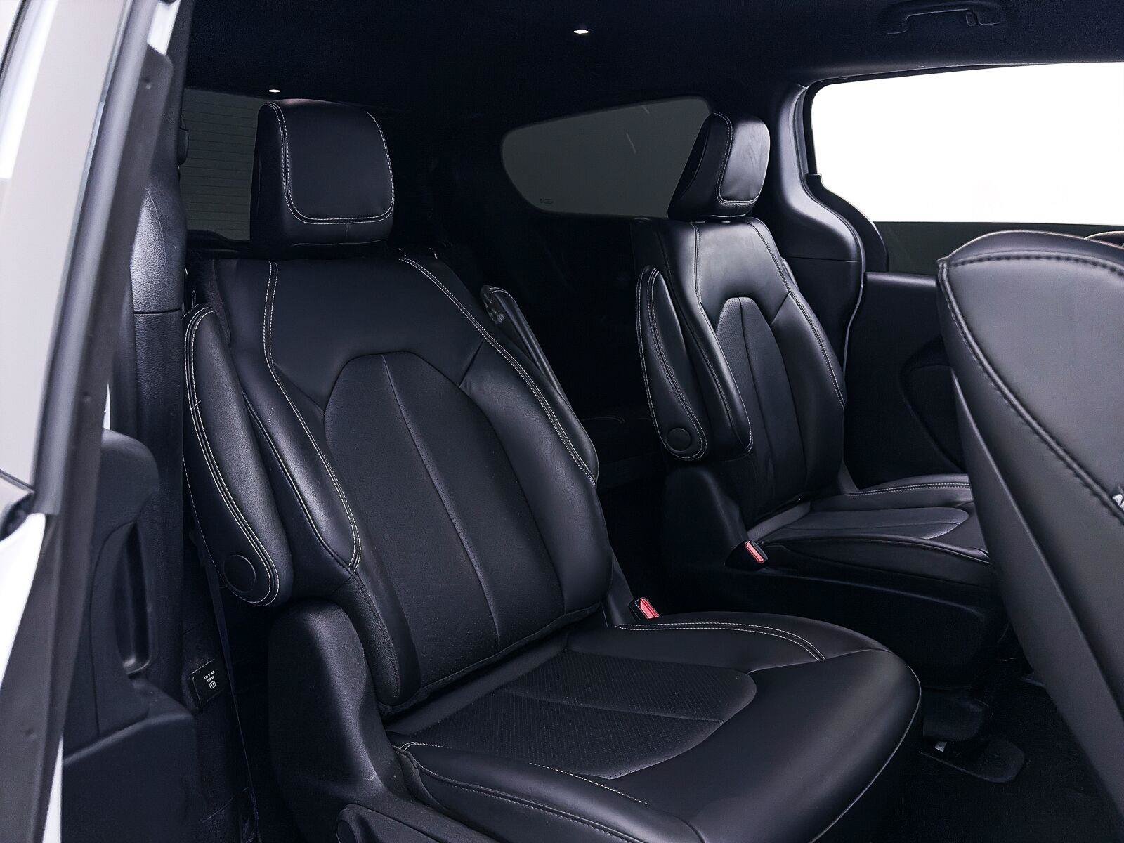 Used 2023 Chrysler Pacifica Touring-L w/ Uconnect Theater Family Group FWD image 38