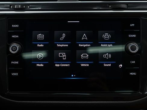 Used 2024 Volkswagen Tiguan SE w/ Panoramic Sunroof Package image 23