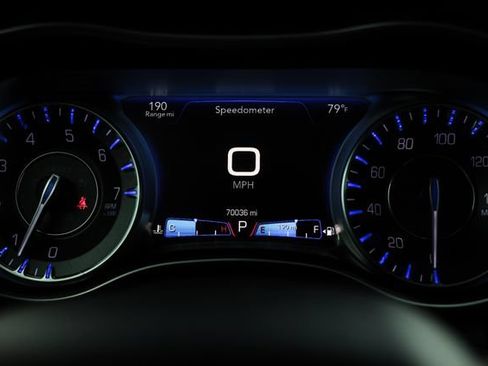 Used 2015 Chrysler 300 C RWD image 31