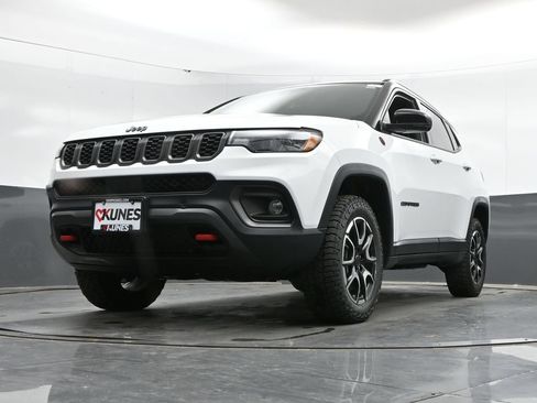 Used 2025 Jeep Compass Trailhawk AWD/4WD image 43