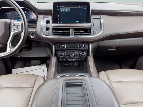Used 2024 Chevrolet Suburban LT RWD image 18