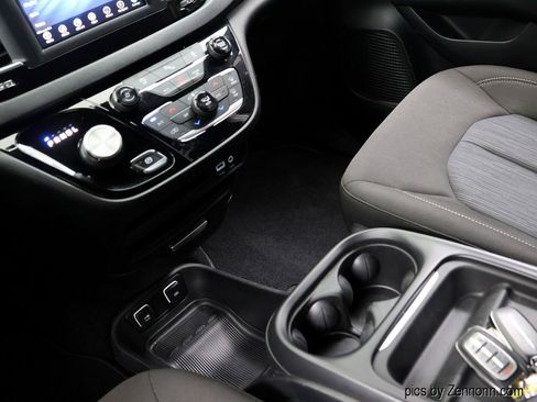 Used 2020 Chrysler Pacifica Touring w/ S Appearance Package FWD image 25