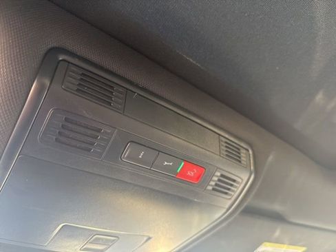 Used 2022 Volkswagen Tiguan SE image 34