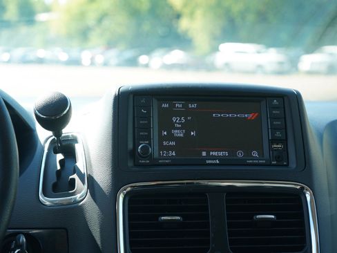 Used 2020 Dodge Grand Caravan SE w/ UConnect Hands-Free Group FWD image 18