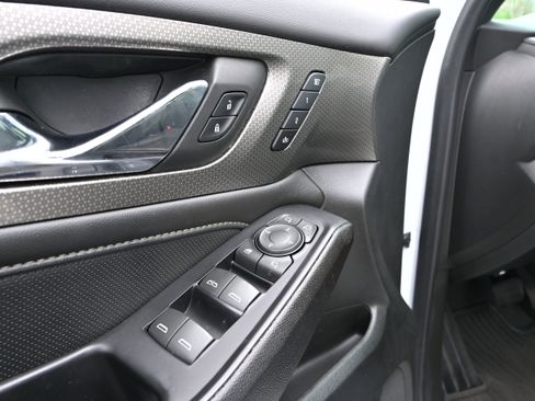 Used 2023 Chevrolet Traverse Premier image 32