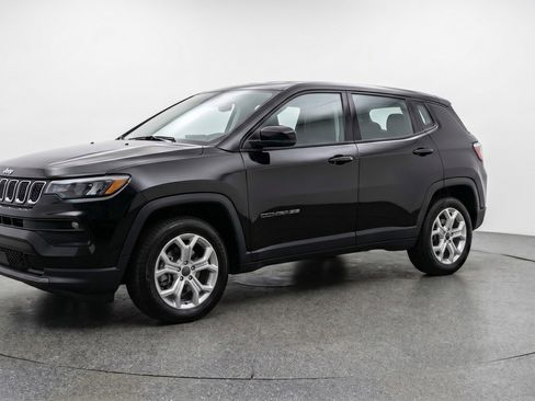 Used 2025 Jeep Compass Latitude image 3