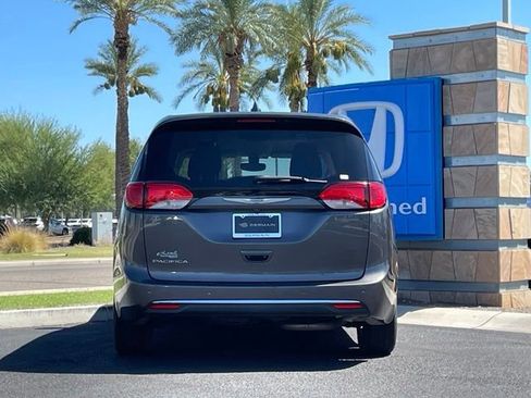 Used 2018 Chrysler Pacifica Touring Plus w/ Tire & Wheel Group FWD image 6