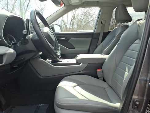 Used 2023 Toyota Highlander XLE image 15