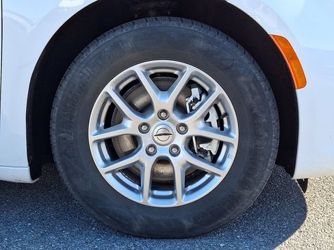 Used 2024 Chrysler Pacifica Touring-L image 8