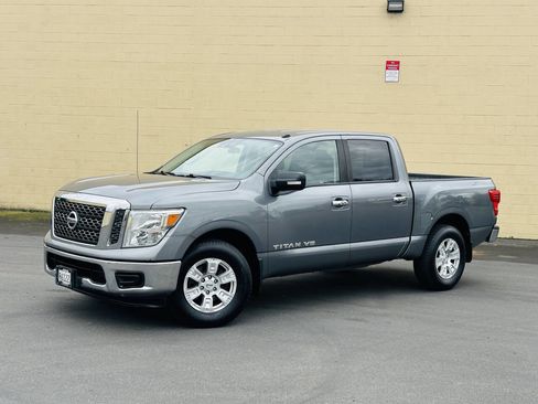 Used 2018 Nissan Titan SV image 4