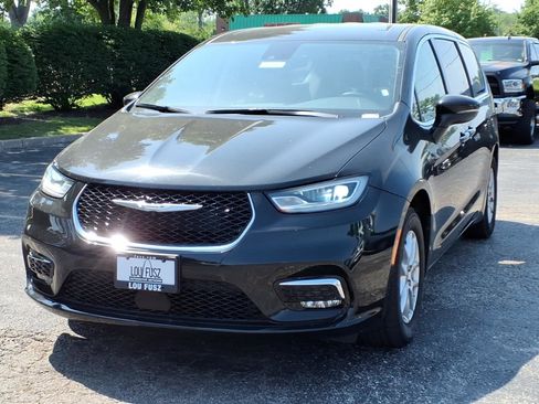 Used 2023 Chrysler Pacifica Touring-L FWD image 3