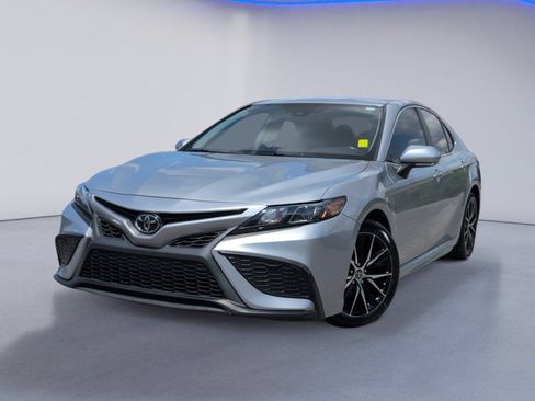 Used 2022 Toyota Camry SE FWD image 2
