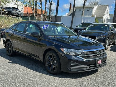 Used 2023 Volkswagen Jetta SE w/ Panoramic Sunroof Package FWD image 2
