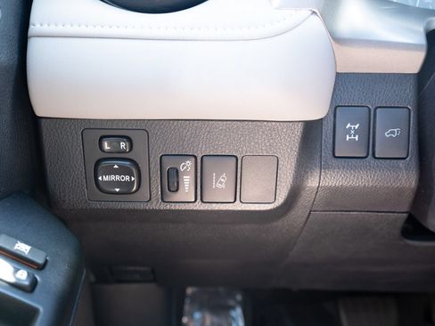 Used 2017 Toyota RAV4 XLE AWD/4WD image 10