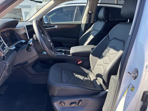 Certified 2025 Volkswagen Atlas SE w/ Black Wheel Package image 6