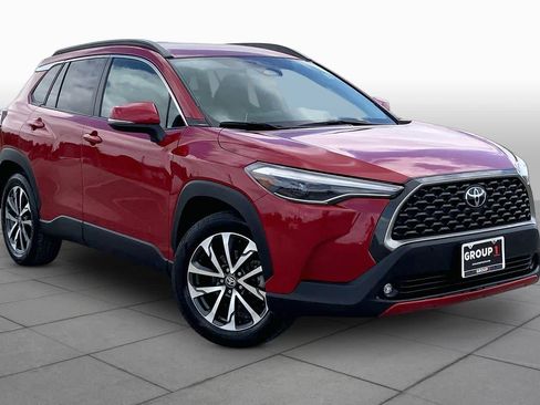 Used 2024 Toyota Corolla Cross XLE image 3