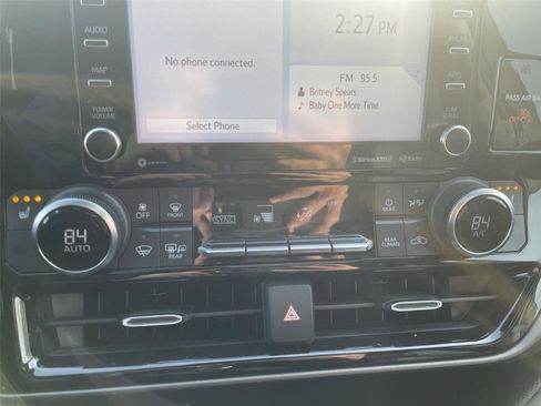 Used 2022 Toyota Highlander XLE image 19