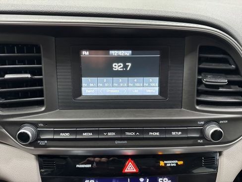 Used 2020 Hyundai Elantra SE FWD image 17