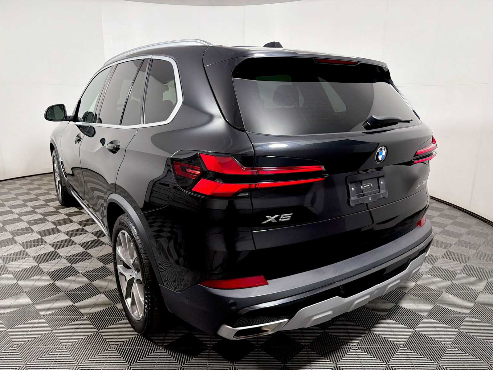 Used 2024 BMW X5 xDrive40i w/ Premium Package AWD/4WD image 5