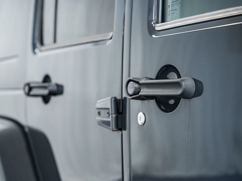 Used 2017 Jeep Wrangler Unlimited Sahara w/ Connectivity Group image 14