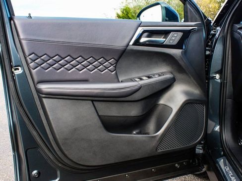 New 2025 Mitsubishi Outlander SEL Black Edition image 8