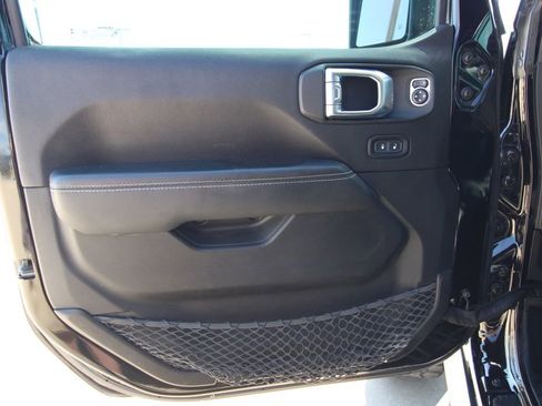 Used 2019 Jeep Wrangler Unlimited Sahara w/ Dual Top Group AWD/4WD image 40