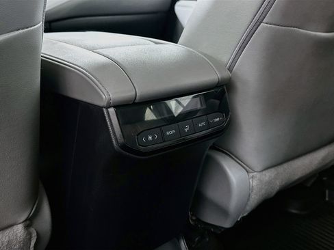 Used 2023 Toyota Highlander XLE FWD image 28