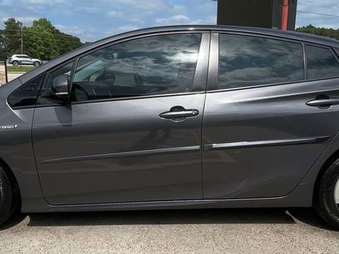 Used 2017 Toyota Prius Four FWD image 8