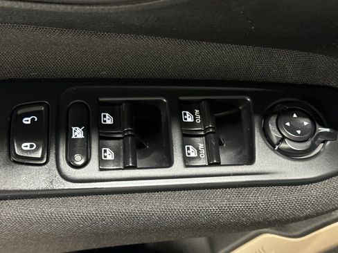 Used 2016 Jeep Renegade Latitude w/ Cold Weather Group image 18