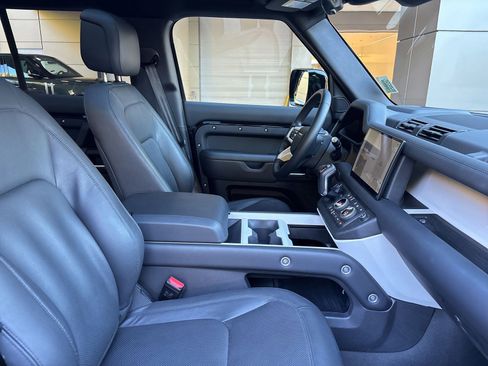 Used 2025 Land Rover Defender 110 X-Dynamic SE image 31